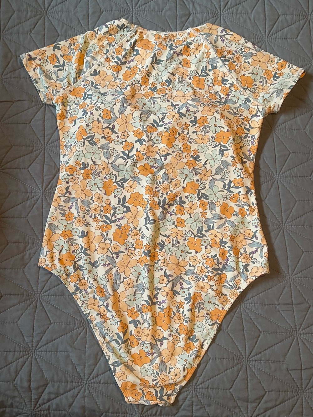 Cupshe Elodie Ditsy Zipper Short Sleeve One Piece Swimsuit Floral Rashguard L - Picture 4 of 5